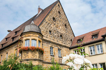 Außenansicht Front der Bezirksklinik Hochstadt