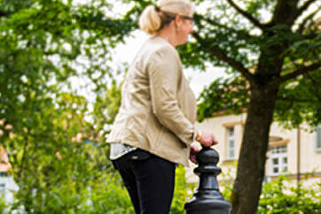 Frau spielt Outdoor-Schach im Park des Bezirksklinikums Obermain