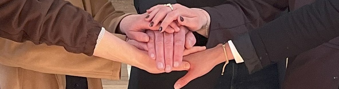 Viele Hände liegen aufeinander und demonstrieren Zusammenhalt