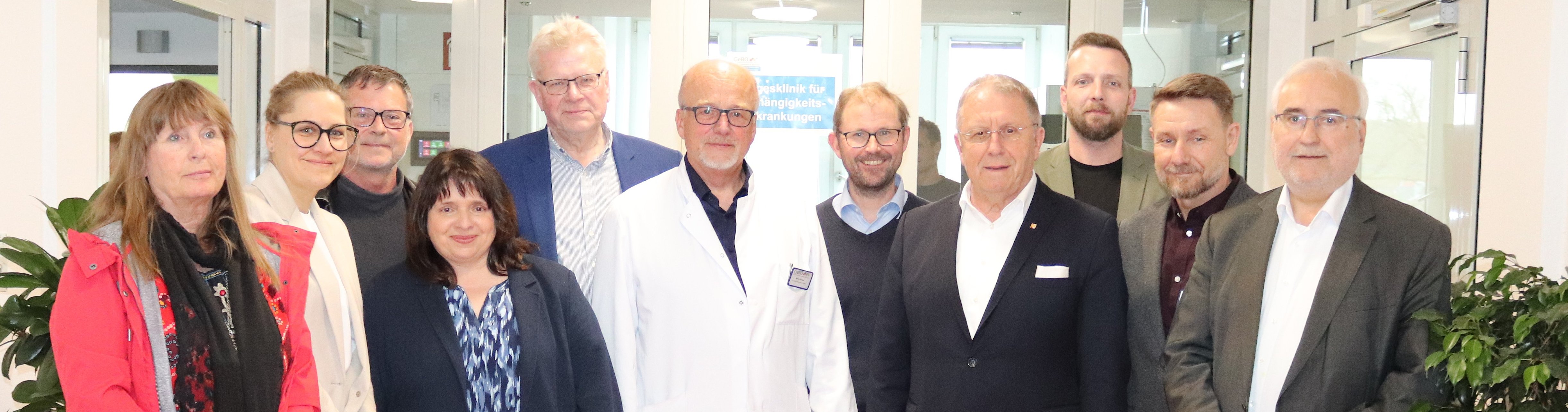 Die Ehrengäste stehen zur Eröffnung der Tagesklinik für Abhängigkeitserkrankungen am roten Teppich